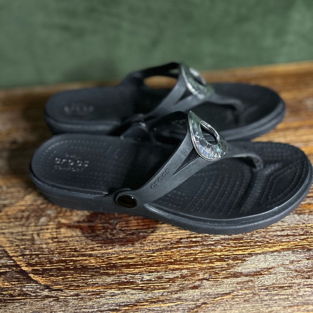 CROCS  women’s black Sarah Hammered Metal Wedge